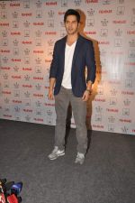 Varun Dhawan at Student Of The Year team launches Filmfare_s latest issue in Vie Lounge on 11th Oct 2012 (64).JPG